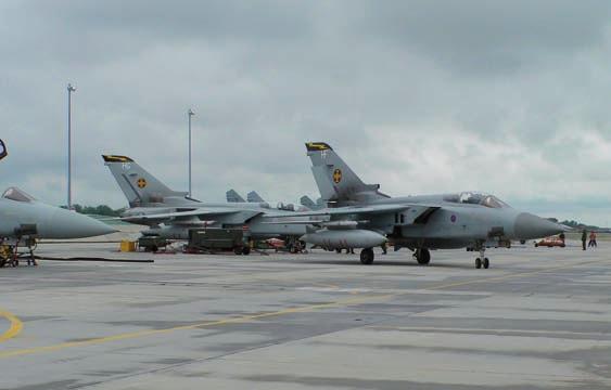 Nemzetközi haditechnikai szemle 15. ábra. Infracsapda és dipolszoró a Tornado ADV F3 törzsének alsó részén 16. ábra. A Tornado ADV beépített tűzfegyvere a 27 mm-es MAUSER BK gépágyú 17. ábra. A kecskeméti zónából kigurult a brit királyi légierő 111.