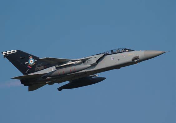 Nemzetközi haditechnikai szemle 18. ábra. A leucharsi 111. repülőszázad Tornado ADV F3 repülőgépe Kecskeméten.