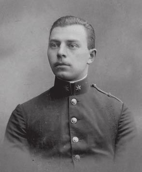 Poppe Kornél előbb erődtüzér ballonmegfigyelő századparancsnok, majd a szentandrási bázis parancsnoka volt.