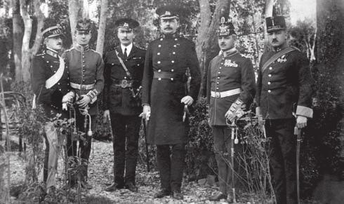 Hazai tükör 5. ábra. A megszálló haderők tisztjei Albániában, 1913 3. ábra. Pope Kornél hadnagy egy visegrádi hajókiránduláson 1906-ban állóháborúban, a Fajti Hrib áttörésnél, a Piaveig tartó előnyomulásban és a piavei állóháborúban.