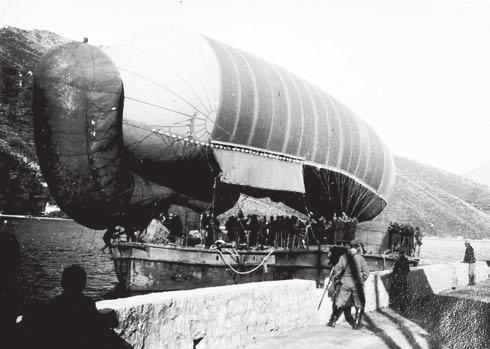 ábra. Poppe Kornél a balloncsapatok századosaként 7. ábra.