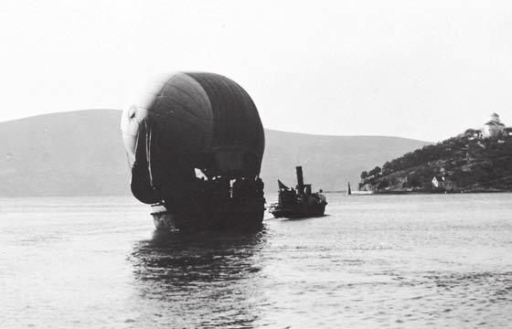 Hazai tükör 10. ábra. A flottát segédhajóról felbocsátott ballonból támogatják felderítési információkkal város fölött levegő ballont, amely a Magyar Aero Szövetség tulajdona és ez magyar léggömb.