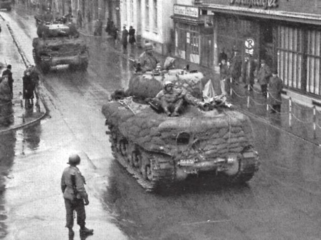 Haditechnika-történet 6. ábra. Az 1944 késő őszén készült fénykép egy perforált lemezköténnyel szerelt Turán páncélost mutat.