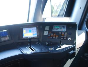 : Der im Fahrgastraum angeordnete ETCS-Schrank (Aufnahme: Kovács, Károly) Fig 9 The ETCS electric cabinet installed in the open saloon (Photo: Károly Kovács) 10- ábra: A vezetőasztal bal és jobb