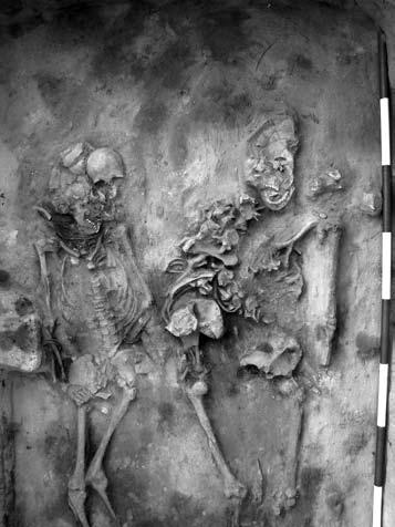 10. kép: Összenyomott koponyájú kettős temetkezés Fig. 10: Double burial with crushed skulls A temetőt a leletanyag alapján a Kr. u. 2-3.