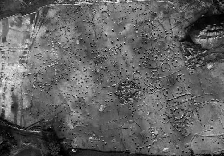 1. kép: A császárkori barbár temető és település légifotója (Civertan Bt.) Fig. 1: Aerial photo of the Imperial period Barbarian cemetery and settlement (photo courtesy Civertan Bt.