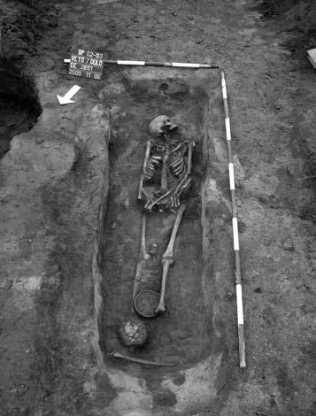 3. kép Bronz tükörrel, tállal eltemetett nő sírja Fig. 3: Grave of a woman buried with a bronze mirror and a bowl 4.