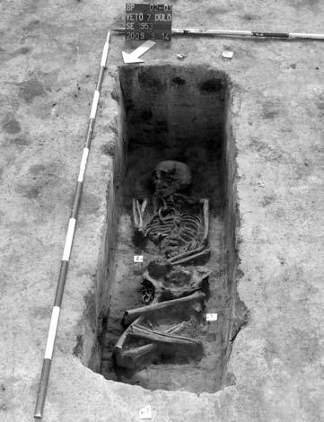 4: A rare phenomenon from this period, a crouched inhumation burial found at the northern edge of the cemetery céljából kerítették körbe a sírokat.