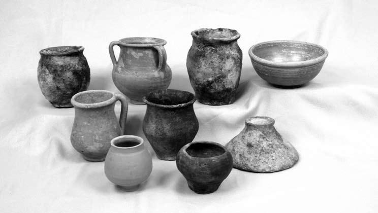 8. kép: Válogatás a lelőhelyről előkerült kerámiákból Fig. 8: Selection from the ceramics unearthed from the site súlyú, 2-3.