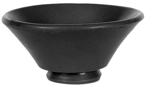 9. kép: Terra sigillata csésze Fig. 9: Samian ware cup A sírmellékletek között több esetben előfordult útravalóul szánt pénzérme, orsógomb.