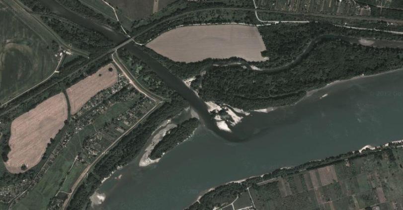 6. Modell felépítése Vizsgálataim során leegyszerűsített geometriájú csatornák segítségével vizsgáltam, hogy különböző paraméterek változtatása milyen hatással van a találkozó folyók medermorfológiai