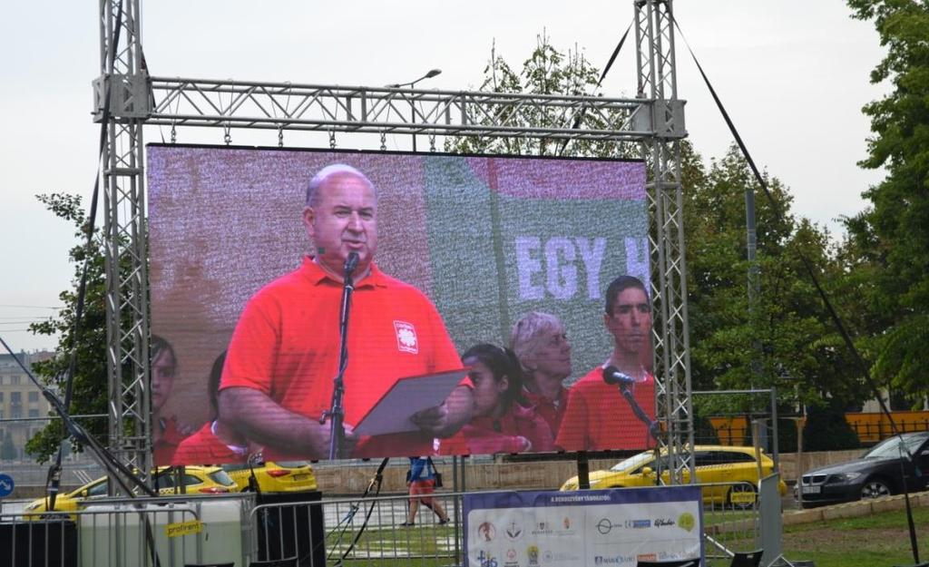 CARITAS = SZERETET Csak a felebarátnak nyújtott szolgálat nyitja meg a szememet annak meglátására, hogy mit tesz Isten