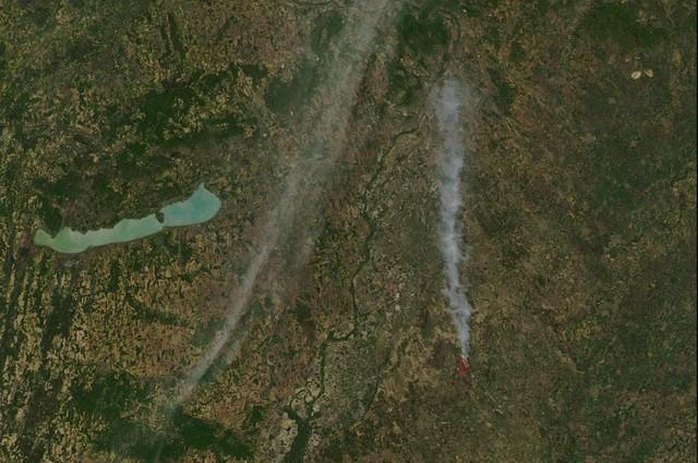 (14:00 helyi idő). A füst terjedését és növekedését megfigyelhetjük a NASA által készített műholdfelvételeken (2. és 8. ábra).