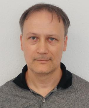 fizikus diplomát szerzett, majd a BME, a SOTE és PPKE közös képzésében 2002-ban orvosbiológiai mérnök diplomát kapott. 2001-ben csatlakozott az MTA-Enzimológia intézetében Dr.