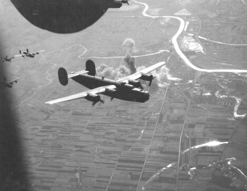8. ábra. B-24-es bombázógépek bevetése a szolnoki vasútállomás ellen 1944-ben (Forrás: www.fortepan.