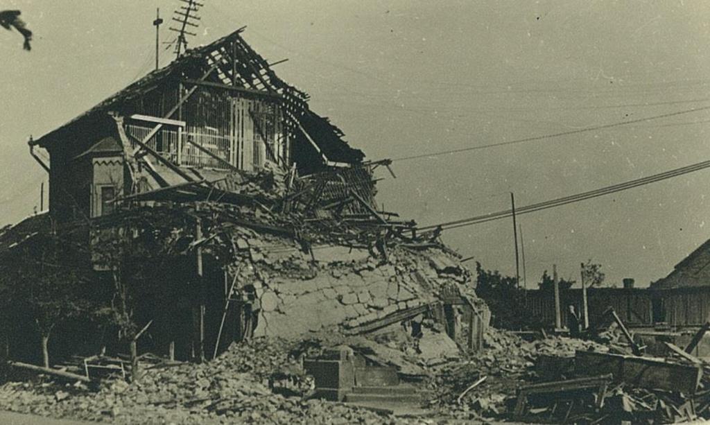 június 7-i távbeszélőn közölt jelentése szerint összesen 655 bombatölcsért számoltak össze. 10. ábra. A szolnoki vasútállomás környéki utcák romos épülete az 1944.