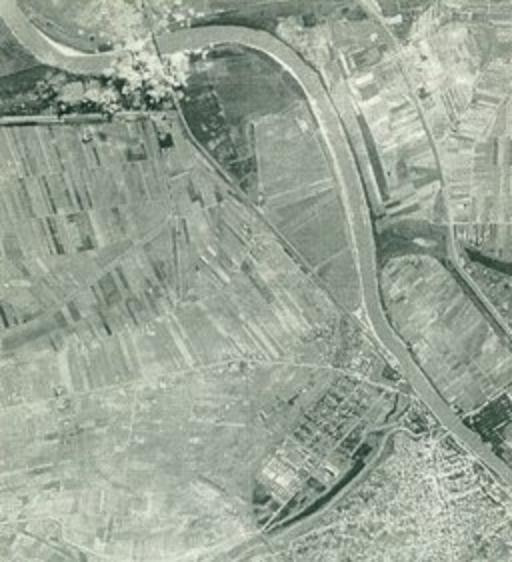 14. ábra. Szövetséges légitámadás a szolnoki vasúti Tisza-híd ellen 1944 nyarán 1944. július 10-én a 8. AAF és feltételezhetően a 15. AAF bombázógépei, július 20-án pedig kizárólag a 15.