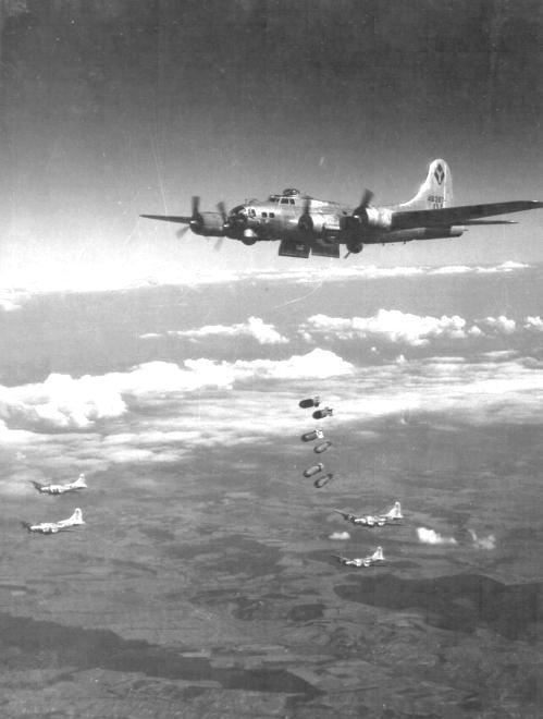 5. ábra. B-17 G Flying Fortress bombázógépek a szobi vasúti híd bombázásakor 1944-ben (Forrás: www.fortepan.