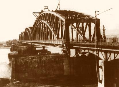 Az első híd elbontása