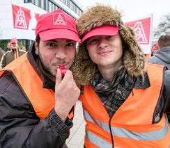 34 A 2000-es évek Bérkeretszerződés, időskori részmunkaidő és telephelyvédelem A 2000-es évek a tarifarendszerünk és -autonómiánk megvédésének jegyében zajlottak.