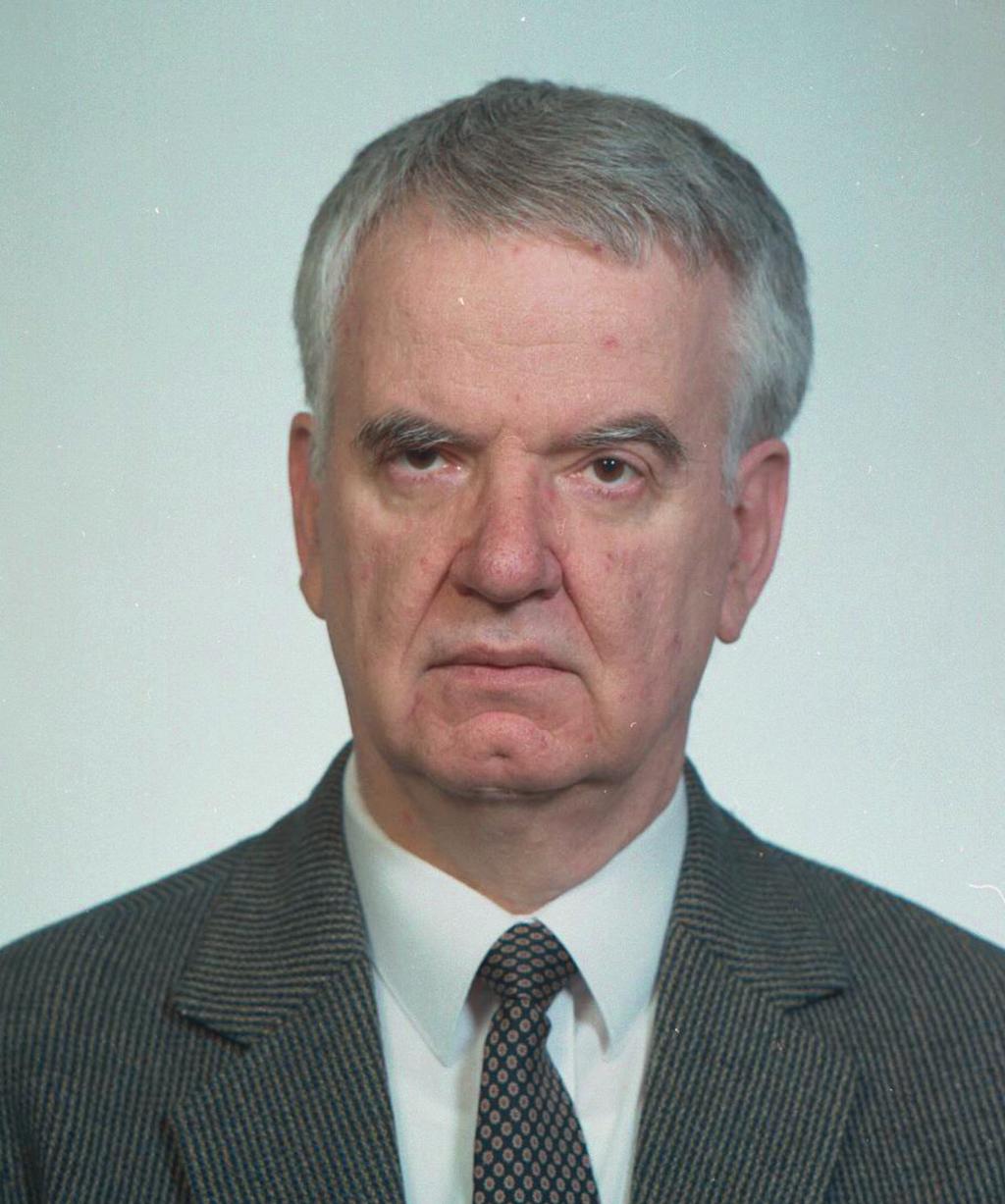 Dr. SZEIDL GYÖRGY PROFESSOR EMERITUS Szeidl György 1942. szeptember 8-án született Esztergomban. Az Esztergomi Ferences Gimnáziumban érettségizett 1960-ban.