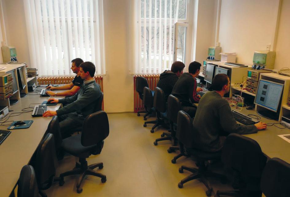 Dr. Tóth Ferenc, okl. villamosmérnök, a műszaki tudományok kandidátusa, PhD, óraadó Unhauzer Attila okl. mérnök-informatikus, tanársegéd Váradiné Dr. habil Szarka Angéla, okl.
