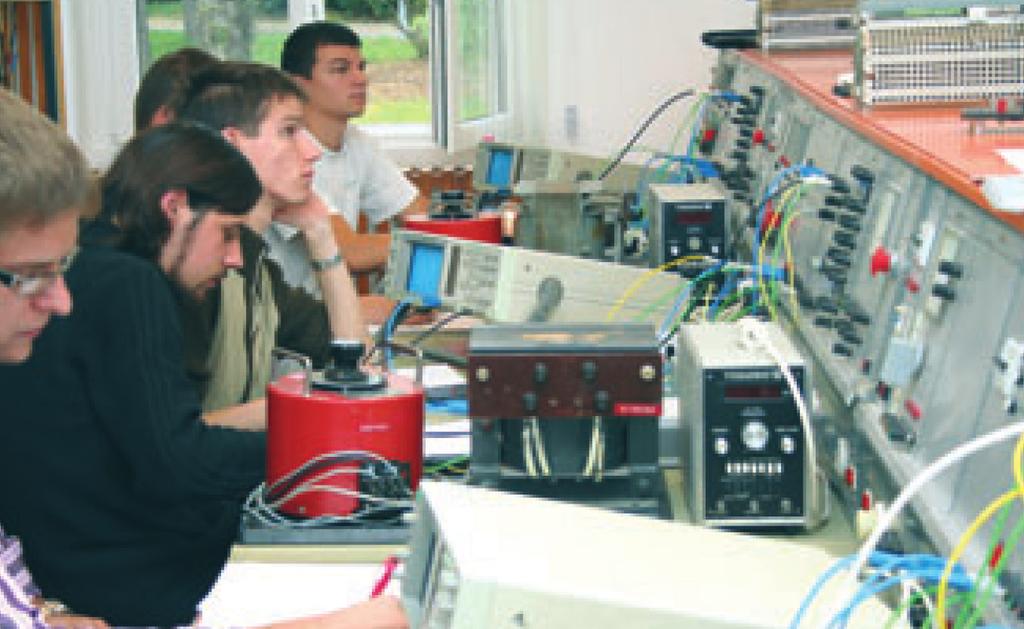 A tanszék munkatársai az elmúlt évek során több hallgatói jegyzetet és segédletet jelentettek meg, elsősorban on-line jegyzet formájában, amelyek a tanszéki oktatók honlapjairól hozzáférhetők.