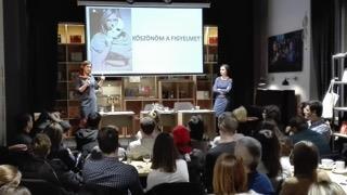 Olyan könnyeden beszélt holdingról, tartalmazásról, ráhangolódásról és félrehangolásról, érzelemregulációról, jelölt tükrözésről sok-sok példán keresztül és e szavak nélkül-, hogy a közönség