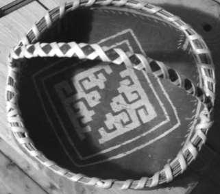 népművészeti motívumai is tükrözik az ősi andronovói mintákat (alább, és Kor.-Epi., p. 159); nálunk ez a motívumkincs nem maradt fenn, legfeljebb a textileinken, és talán a szabiroknál.