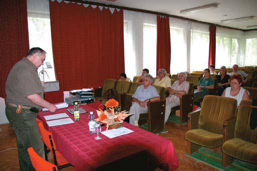 erdõtanácsos úr bevezetõ elõadását, melyet bátran vitainditónak is mondhatunk, mivel az egybegyült erdészek, turisztikai és vízügyi szakemberek, pedagógusok, természetvédõk, tanárok véleménye elég