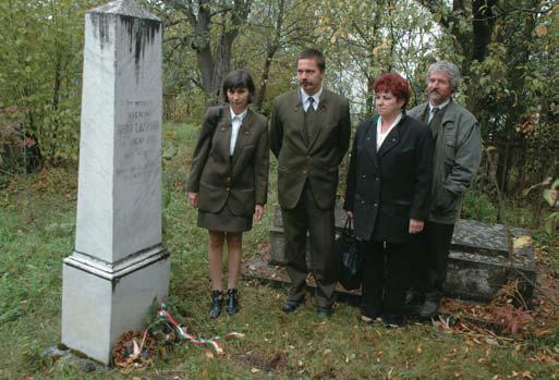 deletét, melyben az unitárius egyházra hagyományozta ingatlan vagyonát, azzal a kéréssel, hogy ápolják édesanyja síremlékét.