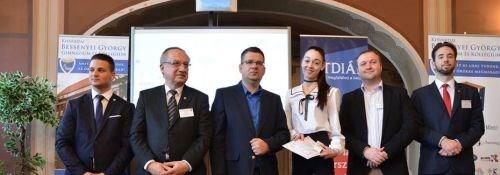 mennyiben függ össze mindez a válaszadó nemével, azaz genolektus alapján is érdemes vizsgálódni.