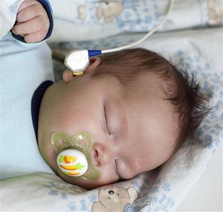 4 Vizsgálati előkészületek 2. Finoman nyomja a fülcsúcsot a szondára, amíg szilárdan fel nem támaszkodik a szonda alapjára. Sokkal könnyebb a fülcsúcsot finoman csavargatva felhelyezni és levenni.