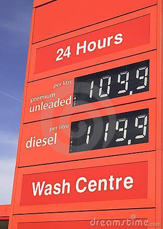 21 A benzin kiskereskedelmi árát a kutak a többi kút áraihoz igazítva akár naponta