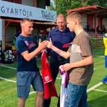 A hét első edzésén van a csúcsterhelés, itt elég sok futás van, emellett a védekezést, a támadásvezetést és a beadásokat is gyakoroljuk. 2 3 érintőben játszunk ha játék van.