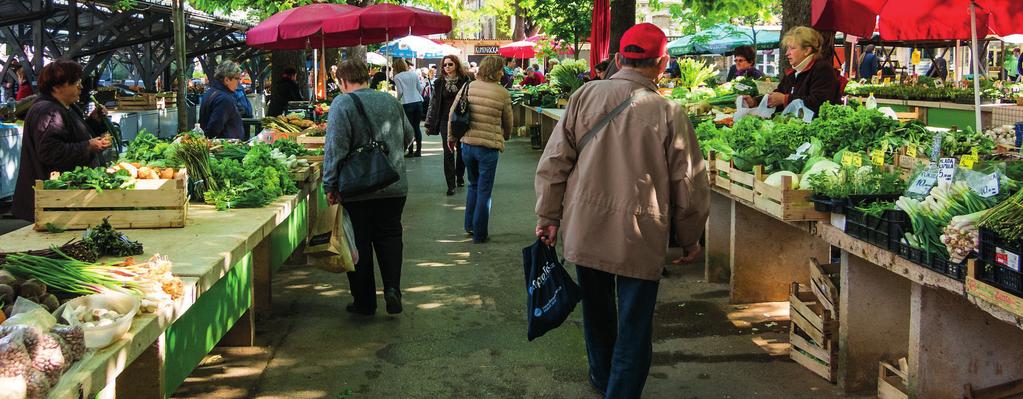 10. Útbaigazítás A térképen jelzett helyen álló turista útbaigazítást kért egy járókelőtől, hogy hol talál a közelben egy piacot.