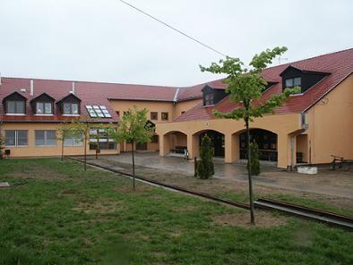 IV. Jókai Mór Általános iskola Kálvin János tér 10/b. Hrsz.: 559/B. A XVIII. századig az elemi iskolában vallástan, olvasás és írás, valamint az ének mellett a latin tanításával is foglalkoztak.