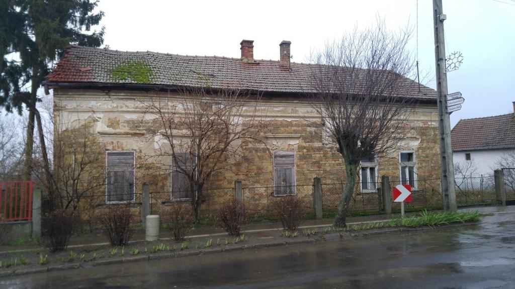 belül mégis szükségét érezzük néhány még meglévő épület korlenyomatként történő megörökítésének.