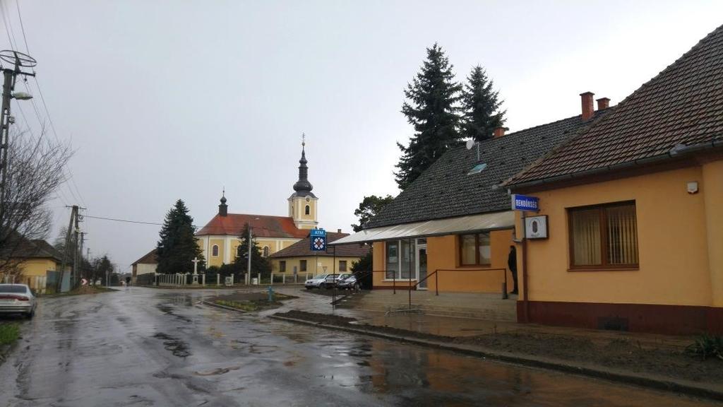 rendelkező házak képviselnek. A régi telkeken többnyire egyszintes, utcára merőleges gerincű, keskeny szélességű, magas tetős épületek 35-45 fok közötti tetőhajlásszöggel épültek.