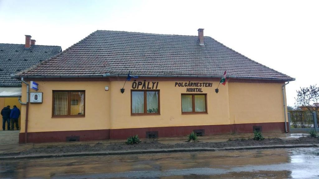 Homlokzatképzés, anyaghasználat Az épületek homlokzata többnyire vakolt kialakítású legyen: a finomtól a durva felületi kialakításig.