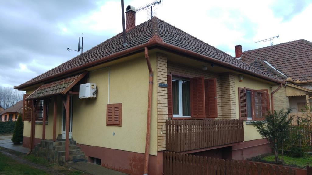 Nem engedhető meg a terméskő vagy az ahhoz hasonló, ragaszott kőutánzatú lapok használata. Kerülendő a homlokzatok kváderes kialakítása.
