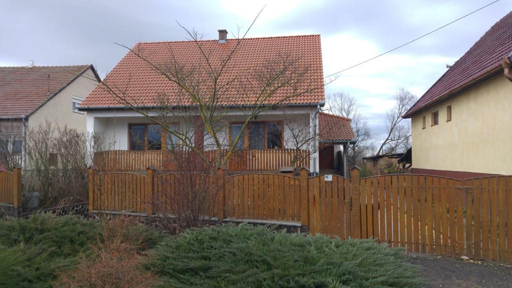 Elvárás, hogy a kerítések ne legyenek tömörek. A tömör kerítés csak ott fogadható el, ahol valamilyen indokoltsága van.