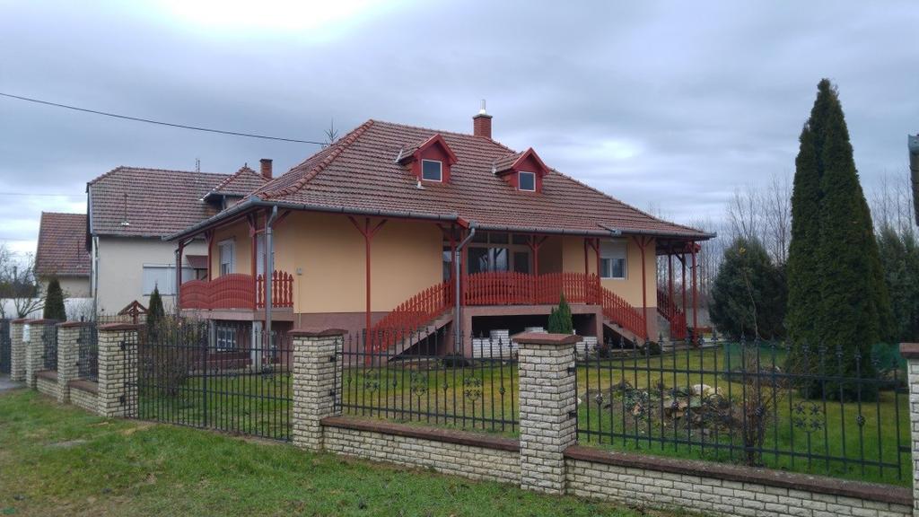 Tornácok A népi építészet egyik, jellegzetes eleme az oszlopos tornác.