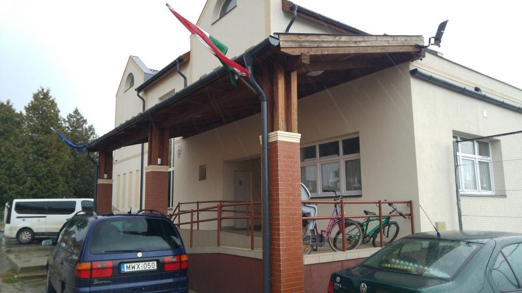 Nyáron kiválóan árnyékol, télen viszont megfelelő tájolás mellett nem állja útját az alacsonyan sütő napsugaraknak. Véd az esőtől, hótól, forróságtól.