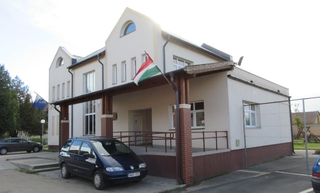06. JÓ PÉLDÁK /ÉPÜLETEK, ÉPÍTÉSZETI RÉSZLETEK, KERÍTÉSEK, KERTEK A házunk építészeti részletei, a telkünket lehatároló kerítés kialakítása, valamint a kertünk elrendezése közötti harmonikus