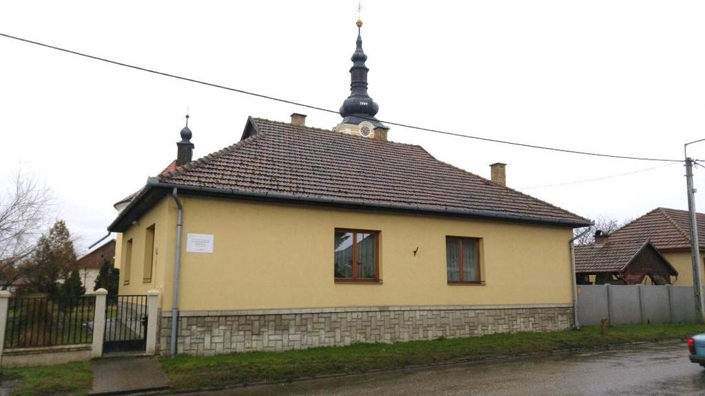 A település óvodájának másik telephelyén meglévő épület kerültek kiegészítésre új épületekkel.