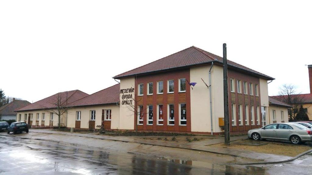 Színvilága, anyaghasználata példaértékű.
