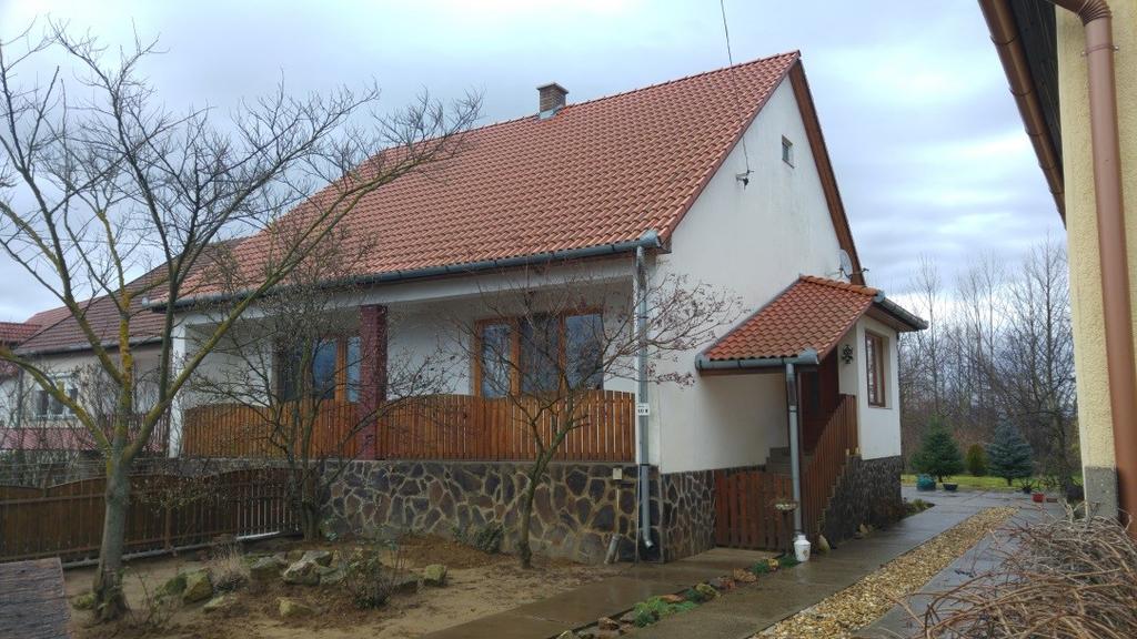 A településen sok helyen megtalálhatóak a 10x10 m méretű sátortetős lakóépületek.
