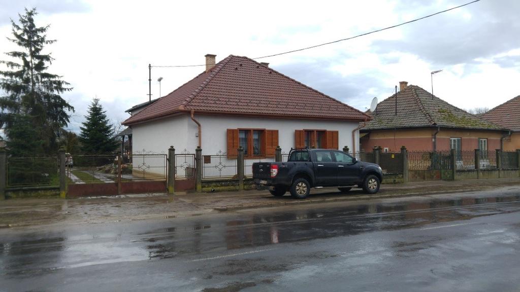 Ez a példa is 10x10 m méretű sátortetős lakóépület átépítése, megtartva az épület eredeti