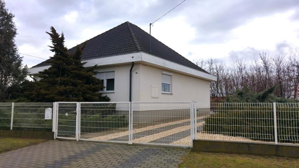 Ez a példa is 10x10 m méretű sátortetős lakóépületre, melynek színválasztása és modern